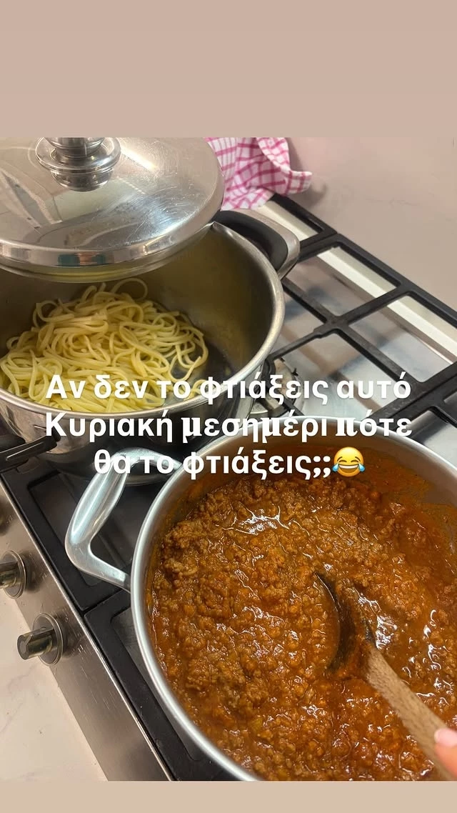 Η Μάρα Ζαχαρέα μαγειρεύει μακαρόνια με κιμά