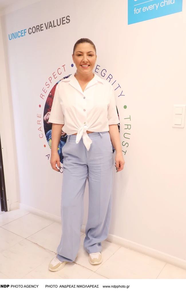Έλενα Παπαρίζου |  Το casual chic πρωινό look που δημιούργησε με μία παντελόνα