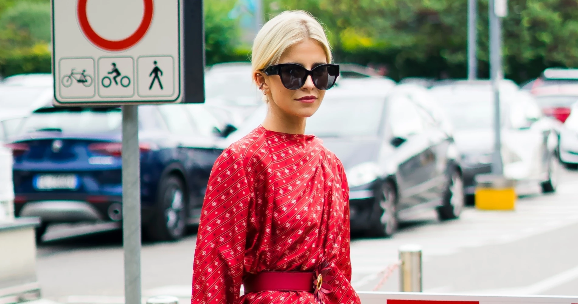 Αυτό το κόκκινο φόρεμα που θα βρεις με έκπτωση στη Zara είναι η τέλεια last minute αγορά πριν τις διακοπές