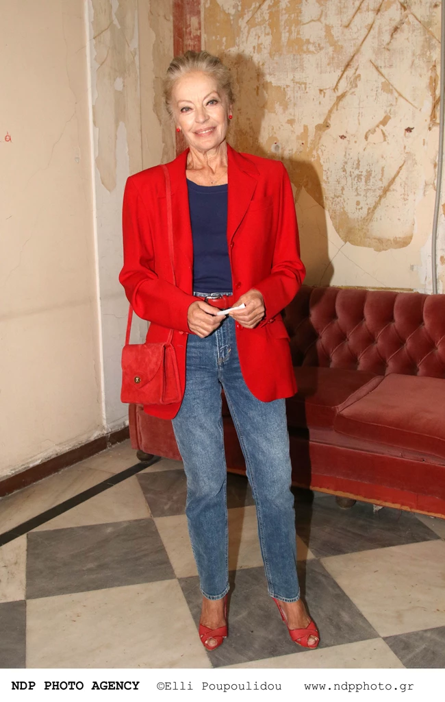 Μαρία Αλιφέρη | Με κόκκινο σακάκι και γόβες σε σπάνια θεατρική έξοδο