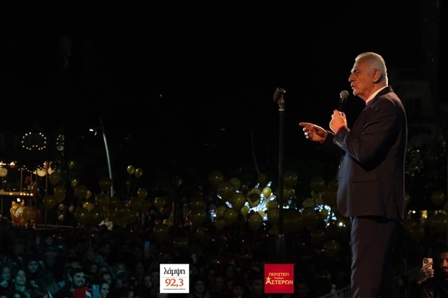 Φαντασμαγορική φωταγώγηση του Χριστουγεννιάτικου Δέντρου στον Δήμο Περιστερίου