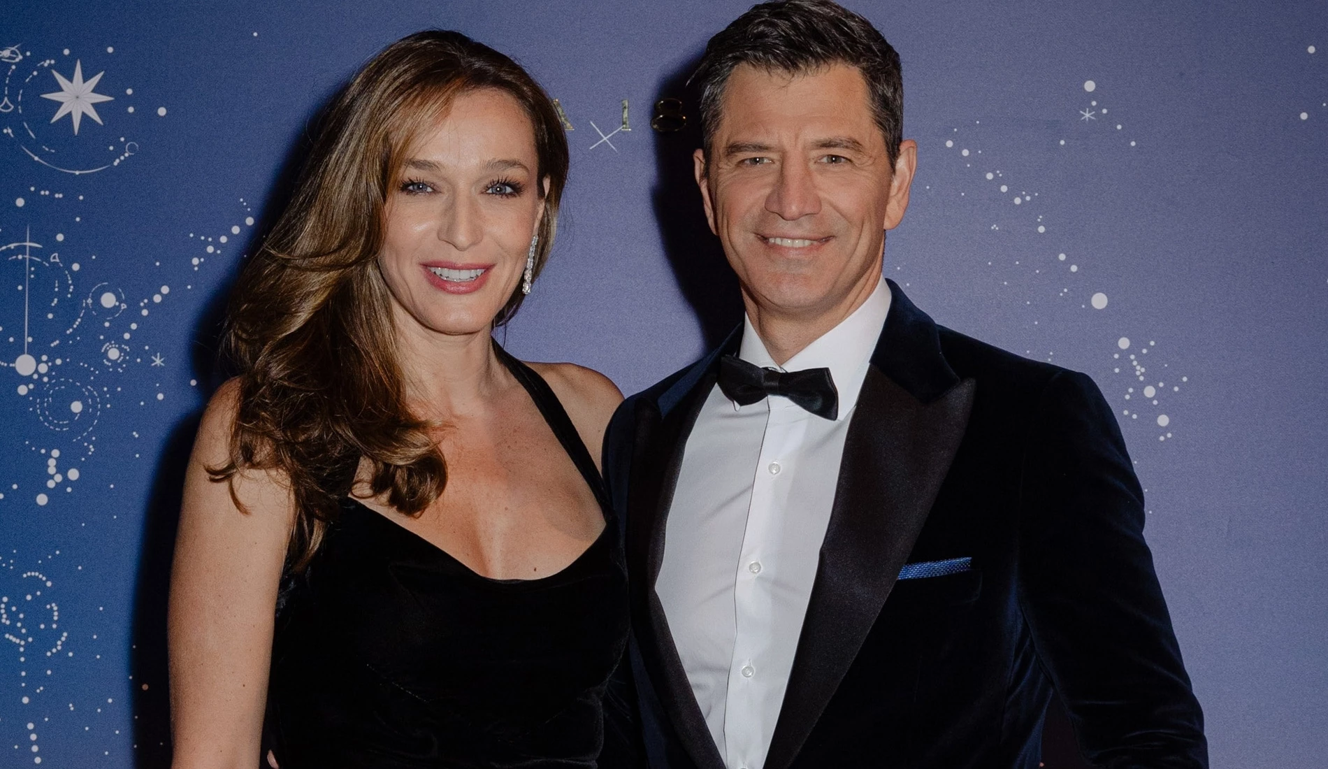 Κάτια Ζυγούλη | Η εντυπωσιακή εμφάνιση με βελούδινο φόρεμα στο πλευρό του Σάκη Ροουβά