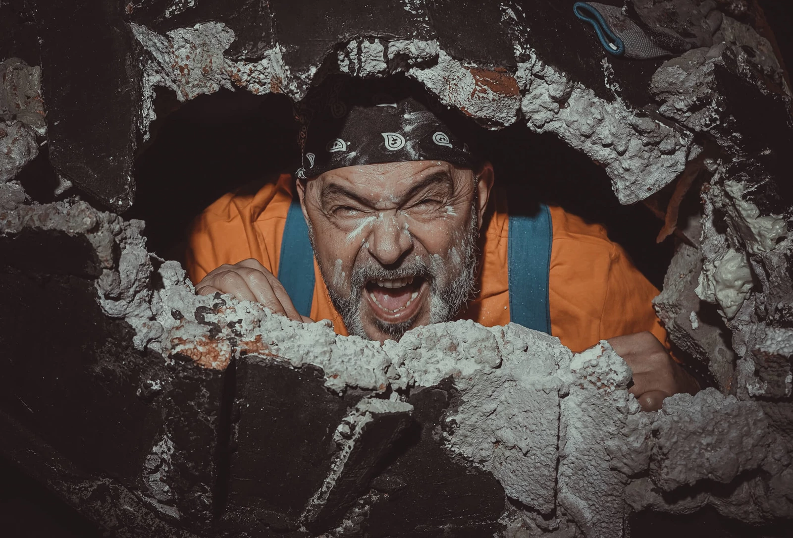 "Ο Ημιυπαίθριος" | Η πιο εκρηκτική παράσταση της χρονιάς παίρνει παράταση