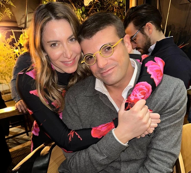 O Φίλιππος Τσαγκρίδης ποζάρει αγκαλιά με την Κάθριν Εμπειρίκου επιβεβαιώνοντας τη σχέση τους