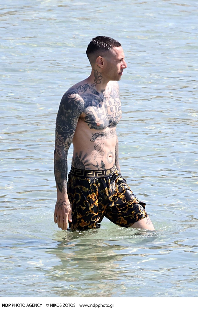 Γυμνασμένος γεμάτος τατουάζ | Ο Πάρις Κασιδόκωστας στην παραλία