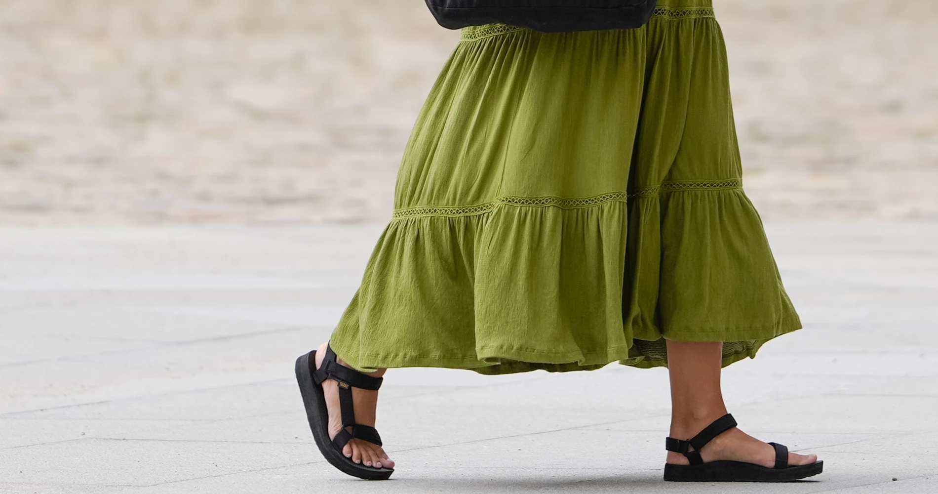 Τα μαύρα πέδιλα από τη Haralas που θα φορέσεις παντού στις διακοπές σου