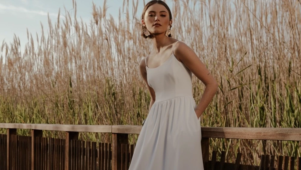 5 λευκά φορέματα από τη Helmi που χρειάζεσαι αυτό το καλοκαίρι