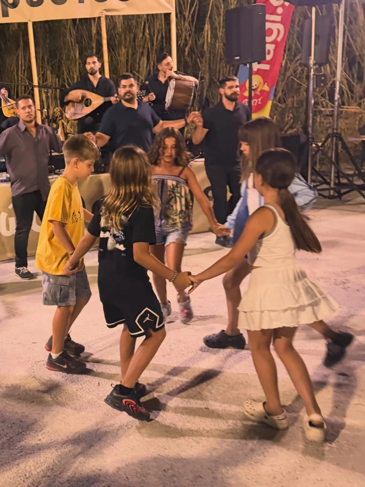 Ο Αρίωνας Κατσούλης χορεύει παραδοσιακούς στην Κρήτη