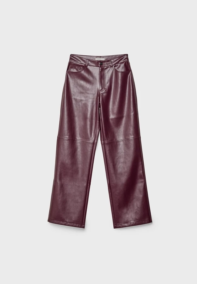 Παντελόνι ίσια γραμμή με όψη δέρματος και υφή, Stradivarius