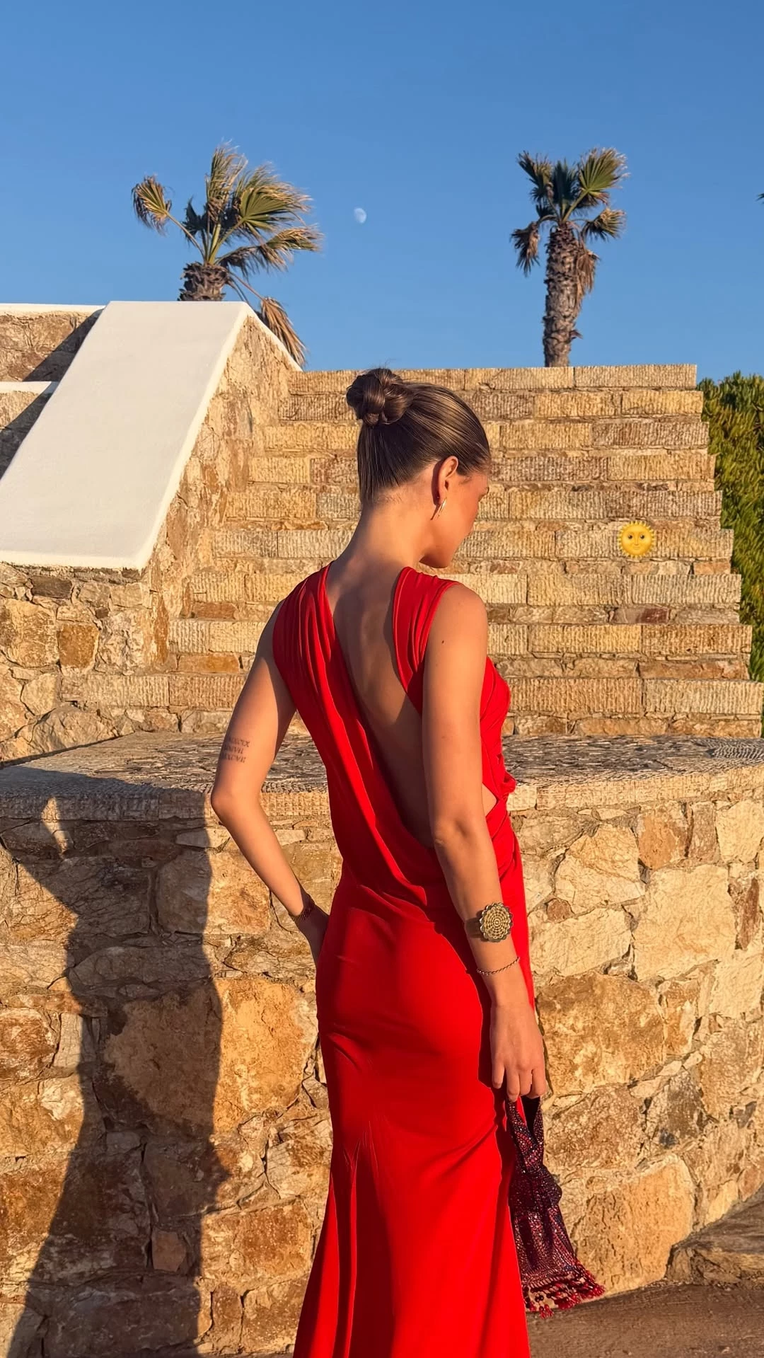 Γάμος σε νησί | Η Αμαλία Κωστοπούλου με το φόρεμα στην απόχρωση που ταιριάζει σε όλες μας