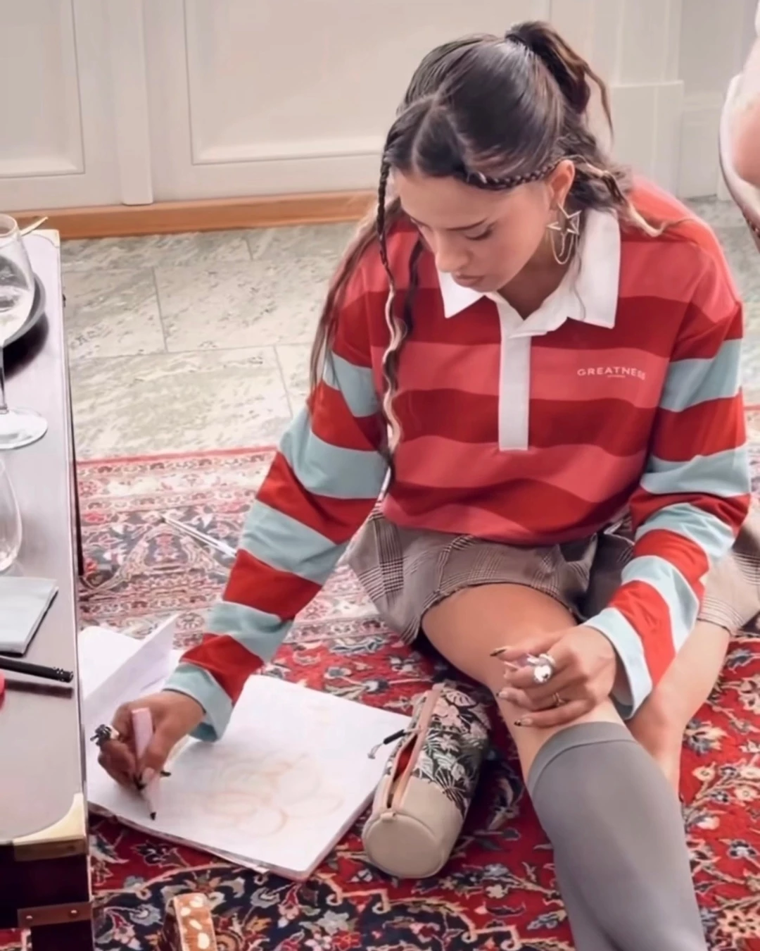 H Dara δημιούργησε το πιο cool preppy look για το φθινόπωρο με το Greatness πουλόβερ της