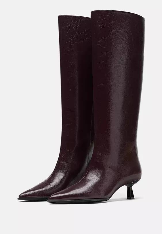 Thank me later | Οι μπορντό μπότες από τη Stradivarius που ταιριάζουν τέλεια με φούστες και φορέματα