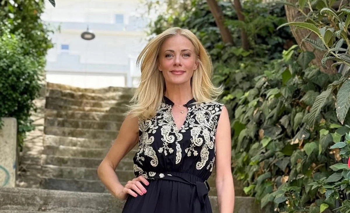 Στο σπίτι της Ζέτας Μακρυπούλια | Το ολάνθιστο μπαλκόνι και το bohemian στιλ του σαλονιού της