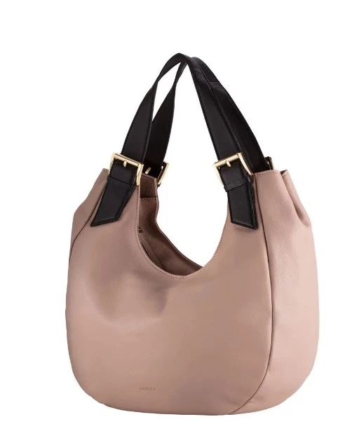 Ψάχνεις την τέλεια καθημερινή τσάντα; Η Χριστίνα Μπόμπα έχει την κατάλληλη πρόταση