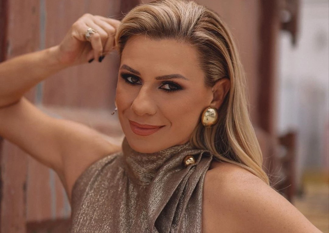 Η Κατερίνα Καραβάτου φωτογραφίζει την Αέλια Κατσούλη αγκαλιά με τη Μαρίνα Σάττι