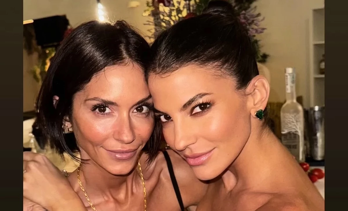 Έτσι μοιάζει η μικρή κόρη της Δήμητρας Κούστα | Η Σοφία Καρβέλα μάς δείχνει για πρώτη φορά το πρόσωπό της