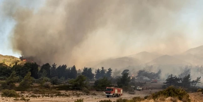 Ατελείωτη η μάχη με τη φωτιά σε Ρόδο και Κέρκυρα - Διάσπαρτες εστίες σε Κάρυστο και Δερβενάκι