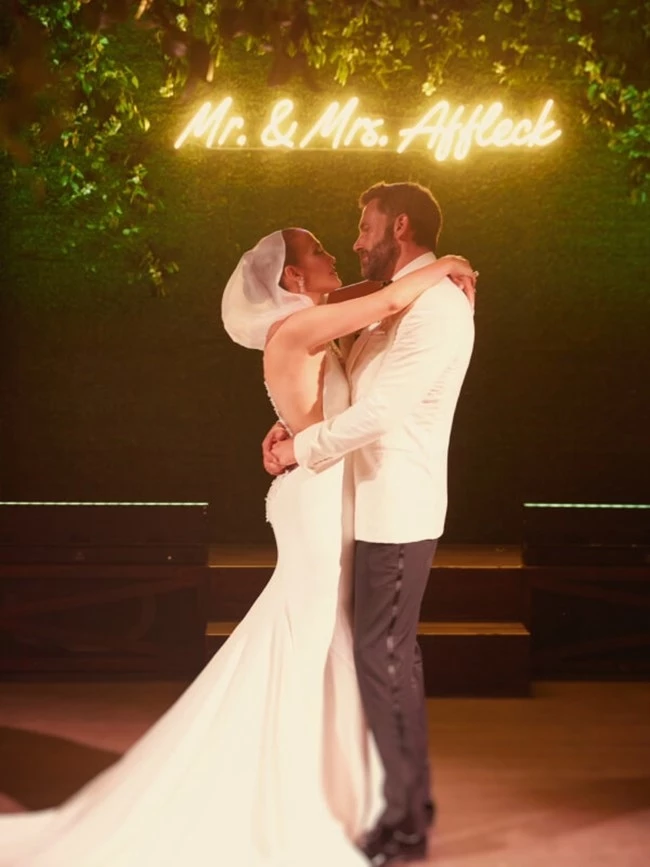 Νέες φωτογραφίες από τον γάμο της Jennifer Lopez και του Ben Affleck | Τα looks από το δείπνο και το brunch