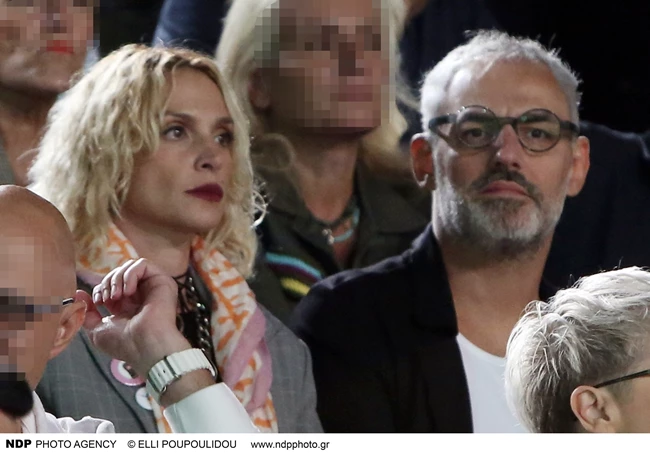 Μαζί το βράδυ του Σαββάτου η Ελεωνόρα Ζουγανέλη & ο Νίκος Συρίγος - Με καρό σακάκι και σορτς η ερμηνεύτρια