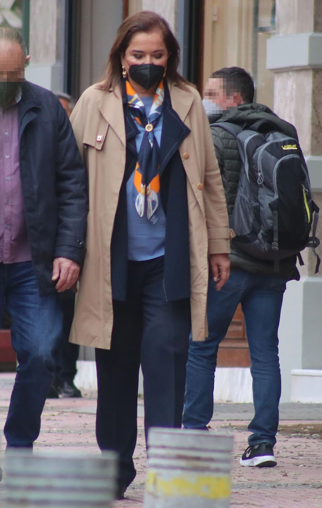 Η Ντόρα Μπακογιάννη φόρεσε το απαραίτητο παλτό για την άνοιξη