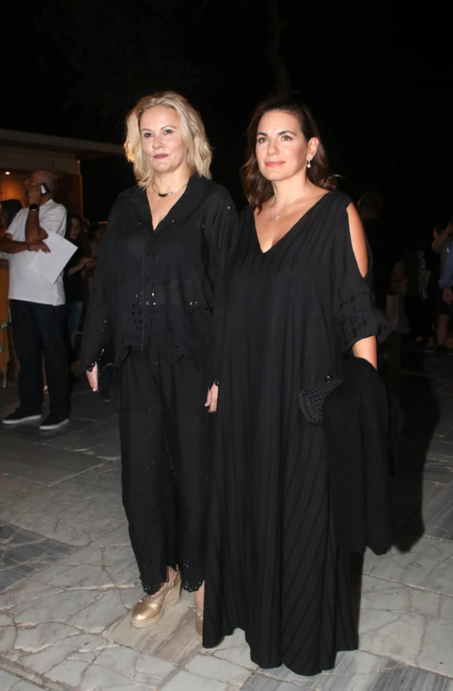 Η Όλγα Κεφαλογιάννη με εντυπωσιακή μαύρη τουνίκ στο Ηρώδειο