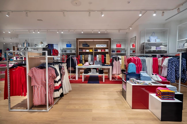 To ανανεωμένο Tommy Hilfiger outlet store μόλις άνοιξε τις πόρτες του στο McArthurGlen