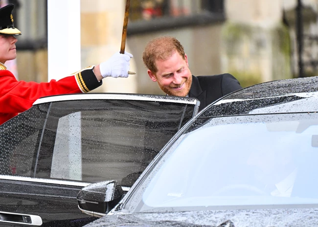 Πρίγκιπας Harry | Γιατί έφυγε αμέσως μετά τη στέψη του πατέρα του; Αυτός είναι ο πραγματικός λόγος