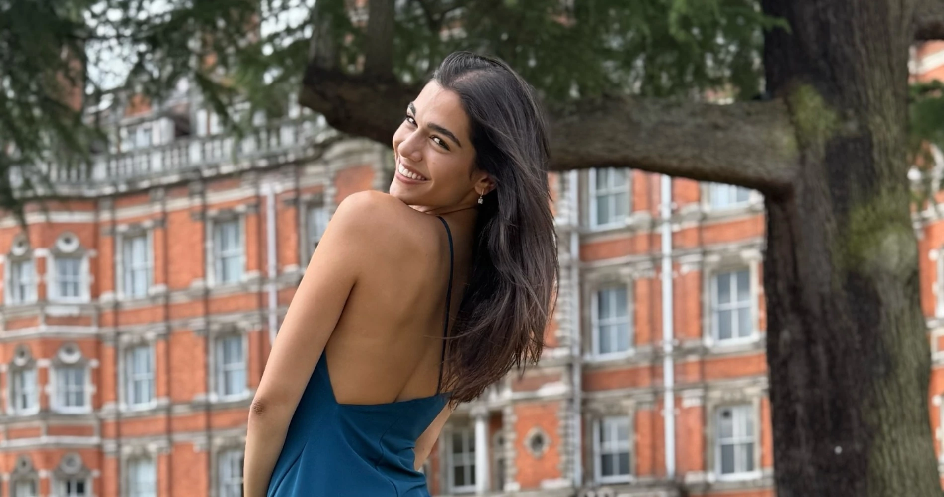 Μελίνα Νικολαΐδη | Αυτό είναι το φόρεμα που επέλεξε για την ορκωμοσία της - Κολακεύει τέλεια τη σιλουέτα