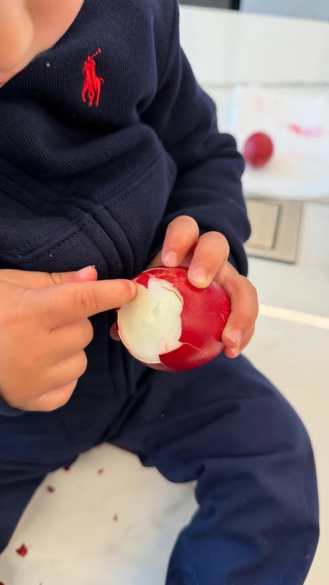 Ο Βασίλης Αργυρός τσουγκρίζει πασχαλινά αυγά