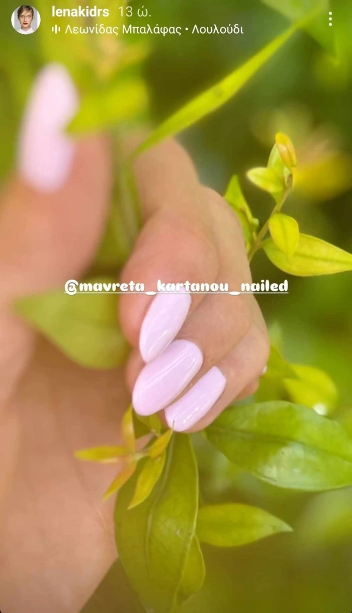 Η Λένα Δροσάκη με lavender milk nails, τη νέα μεγάλη τάση της άνοιξης