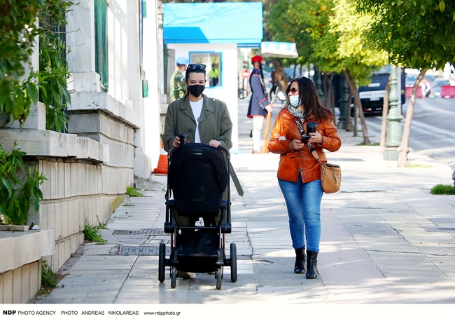 Νικολέττα Ράλλη | Βόλτα με τη μητέρα και την εννέα μηνών κόρη της, Σοφία