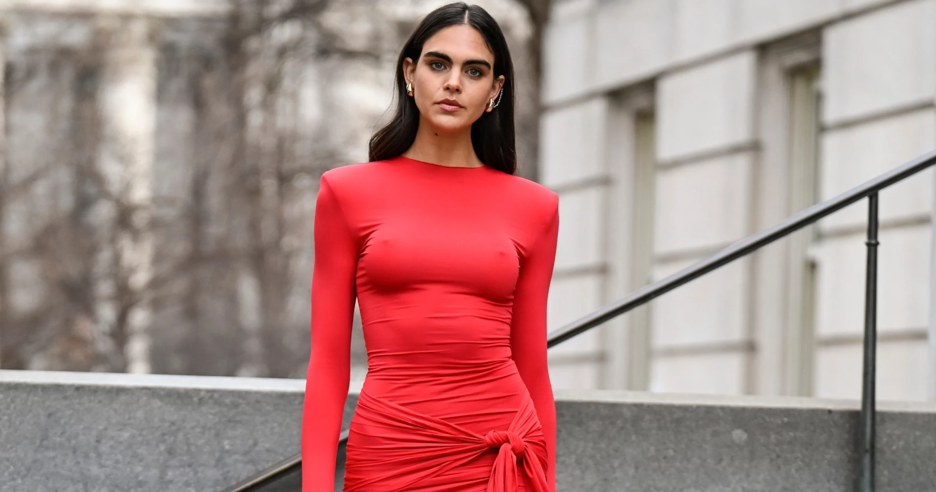 10 festive looks που θα σε πείσουν να φορέσεις κόκκινο φόρεμα φέτος τα Χριστούγεννα