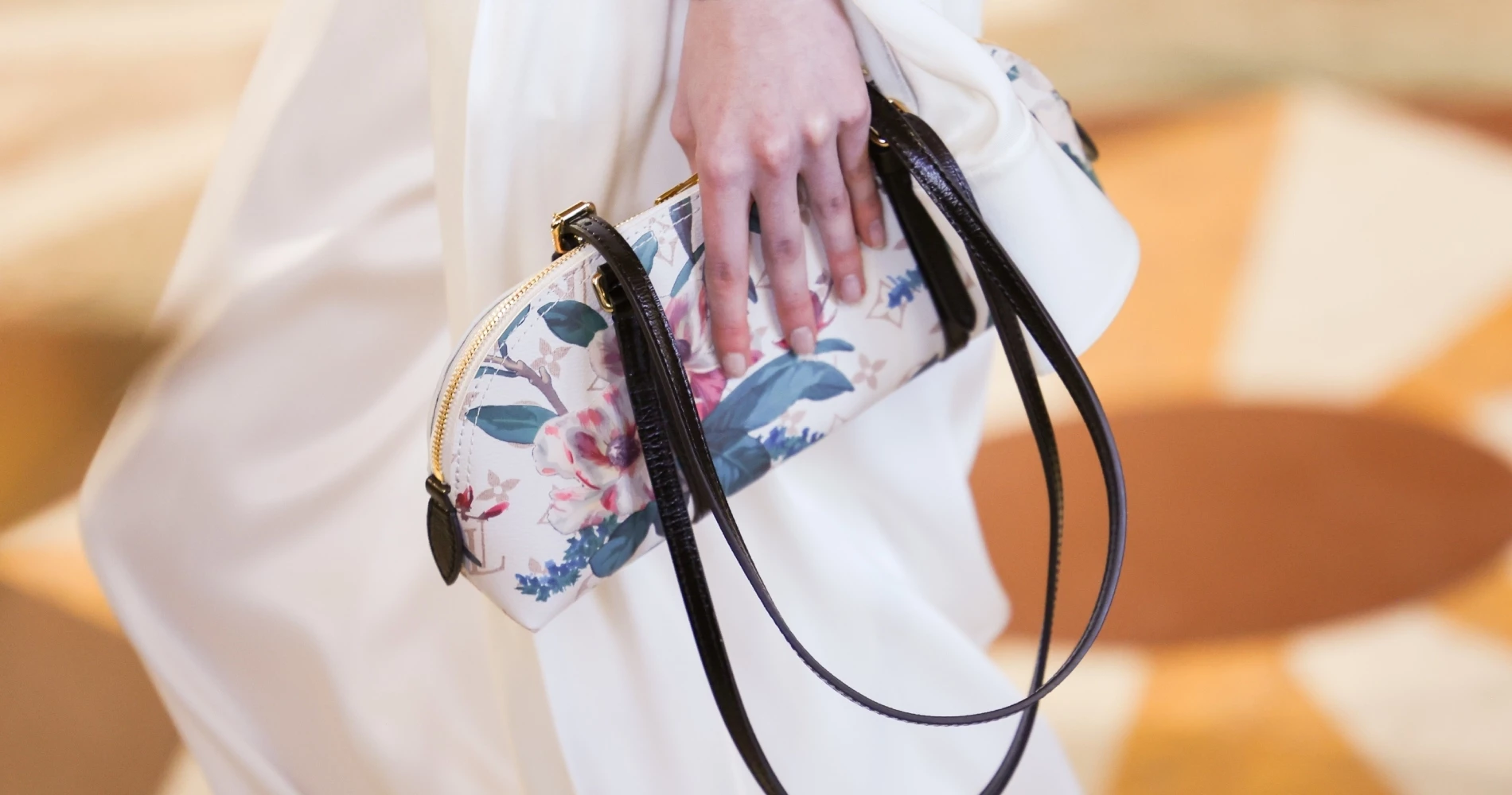 Vanilla Glass Nails | Η νέα τάση στο μανικιούρ που επιλέγουν όλα τα 