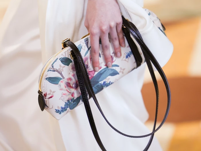 Vanilla Glass Nails | Η νέα τάση στο μανικιούρ που επιλέγουν όλα τα