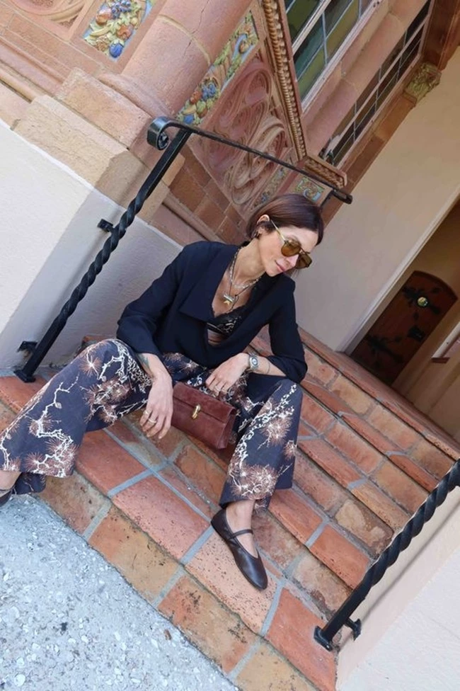 Η Σοφία Καρβέλα με Zara δερμάτινες μπαλαρίνες