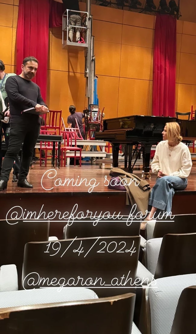 Casual chic στο Μέγαρο η Τζένη Μπαλατσινού - Με το κόσμημα που δεν αποχωρίζεται