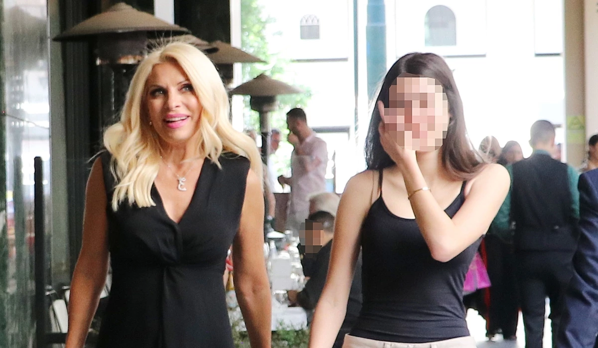 Στη βάφτιση της Λάουρας Λάτσιου | Σαν πριγκίπισσα στην αγκαλιά της μητέρας της, Ελένης Μενεγάκη