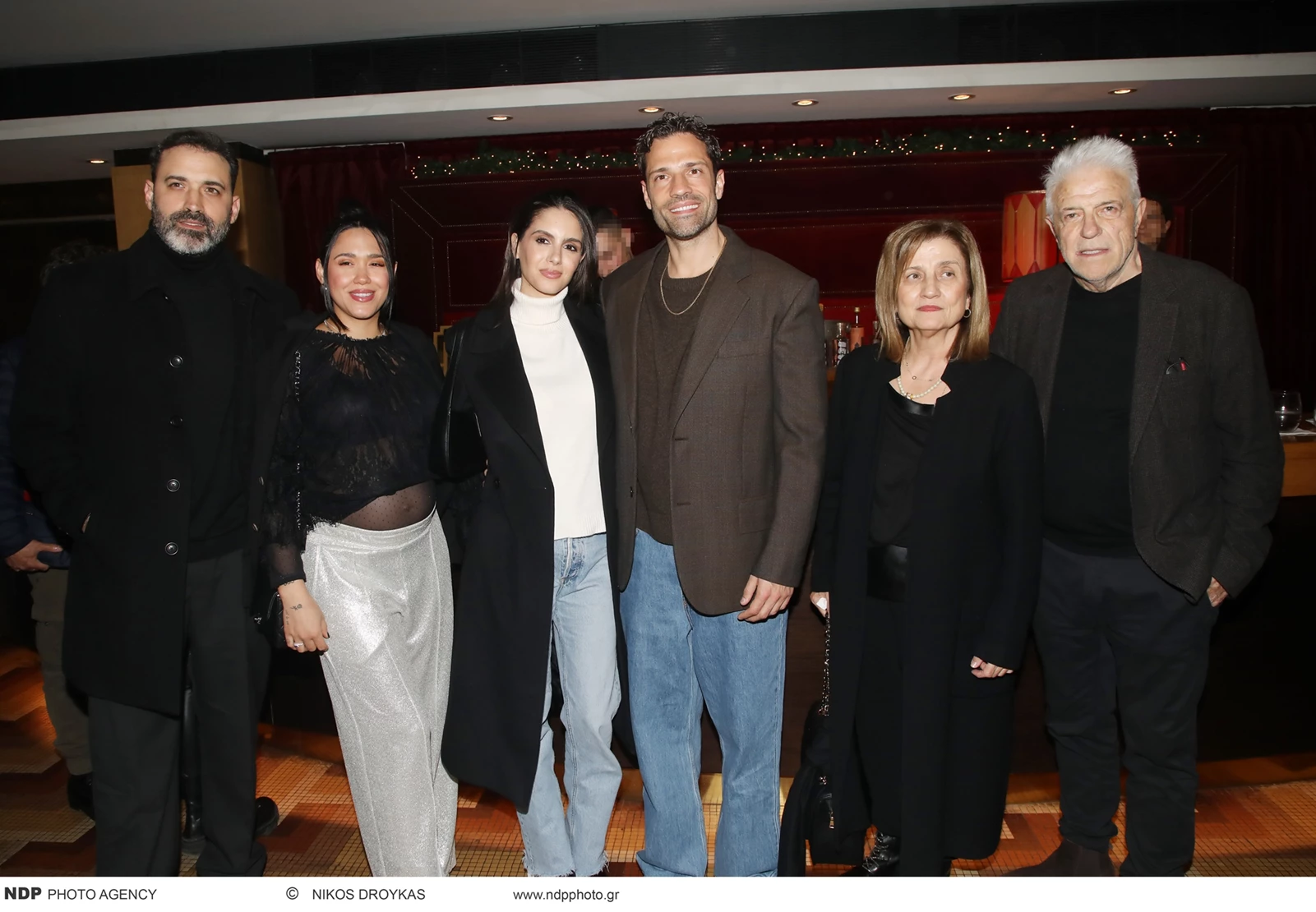 Ο Κωνσταντίνος Αργυρός με την Αλεξάνδρα Νίκα, τους γονείς του και τον αδερφό του με τη γυναίκα του στο Παλλάς