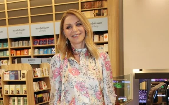 Έλλη Στάη | Σπάνια εμφάνιση στο Ηρώδειο με ροζ top και τσάντα γνωστού οίκου