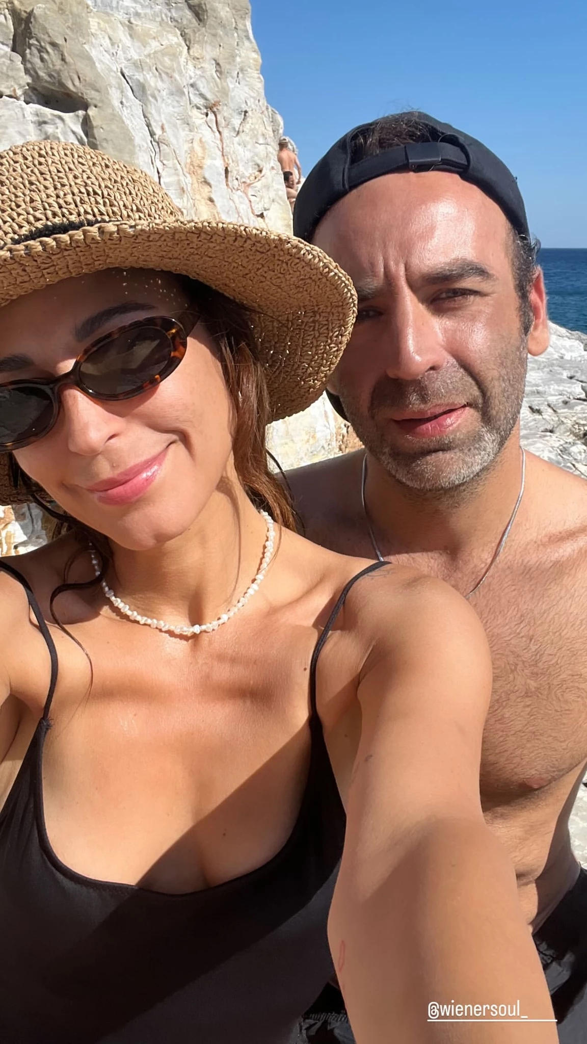 "Δεν κρύβουν τον έρωτά τους" | Η Κατερίνα Παπουτσάκη στη θάλασσα με τον σύντροφό της, Θάνο Χατζόπουλο