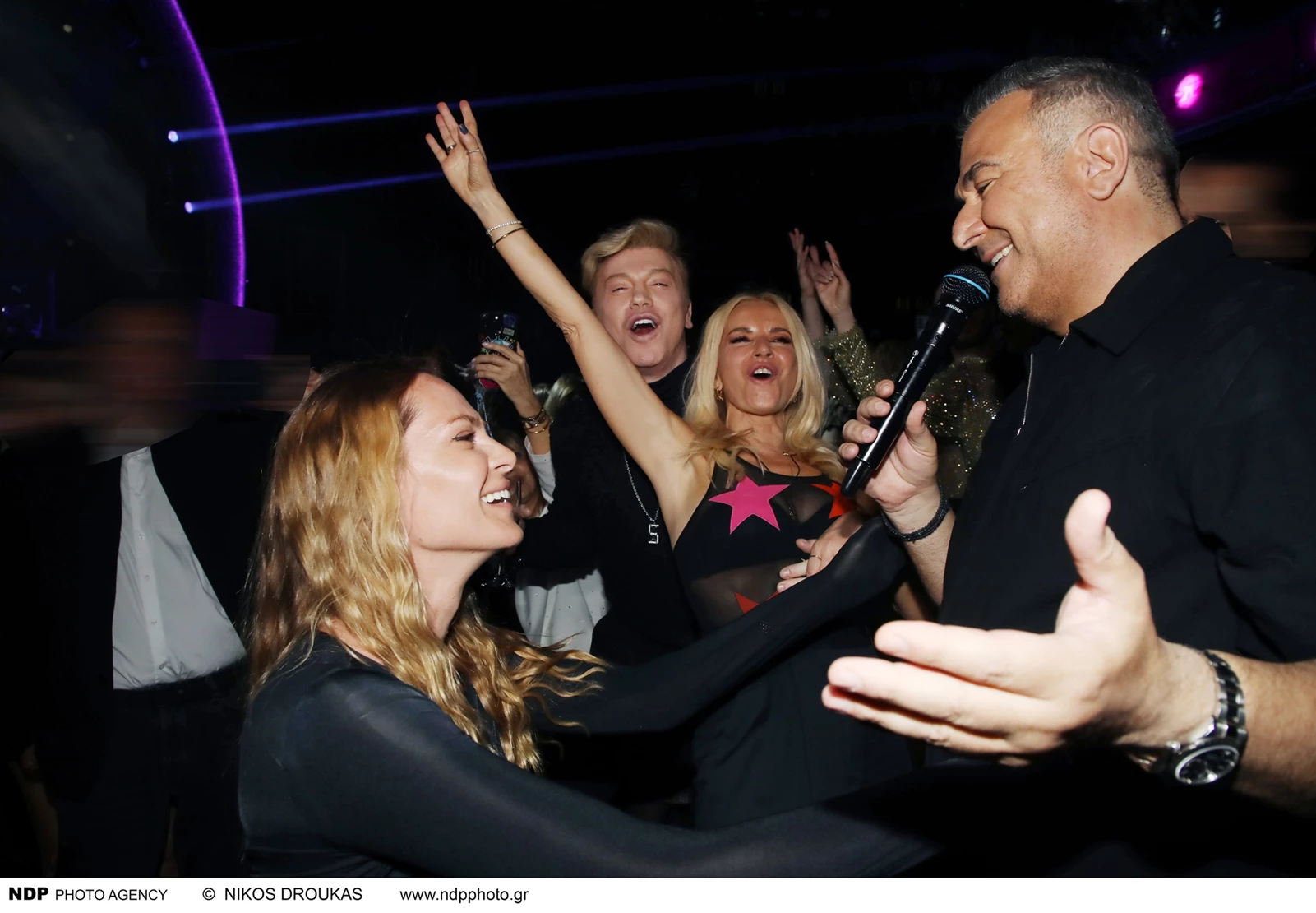 Full in love Αντώνης Ρέμος & Υβόννη Μπόσνιακ | Τα δημόσια φιλιά στο φινάλε του τραγουδιστή