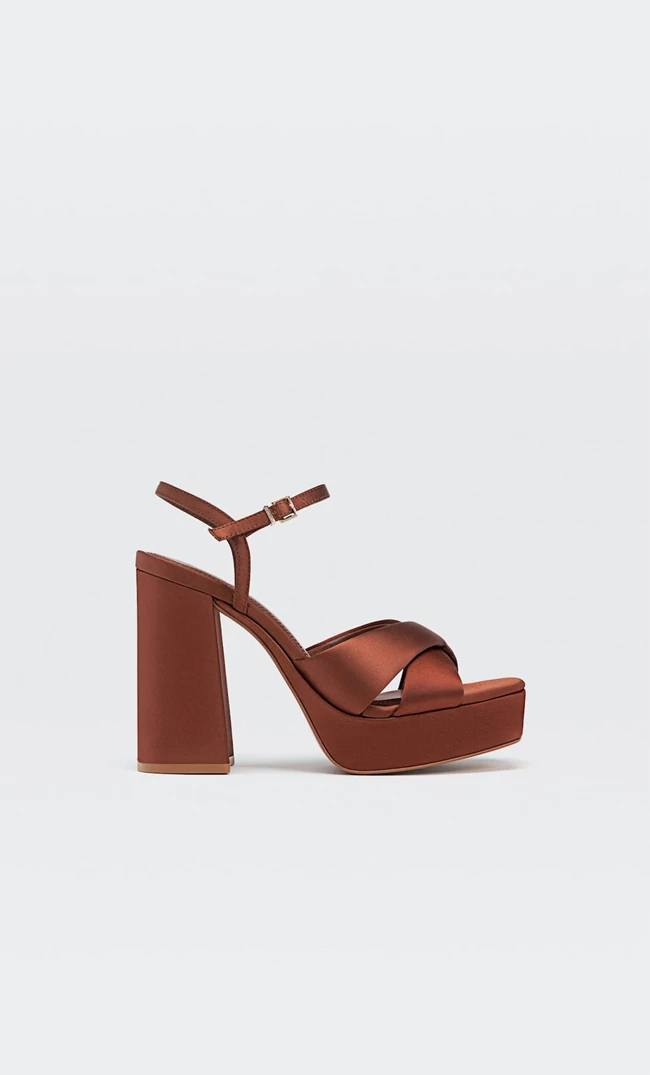 Βρήκαμε τα πιο άνετα platform heels στα Stradivarius για να υιοθετήσεις τη μεγαλύτερη τάση της σεζόν