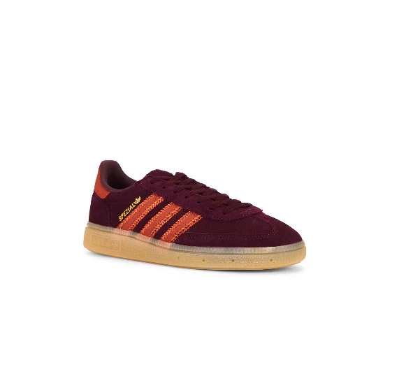Η Αμαλία Κωστοπούλου προτείνει τα ιδανικά sneakers για το φθινόπωρο | Τα φορούν όλα τα it-girls