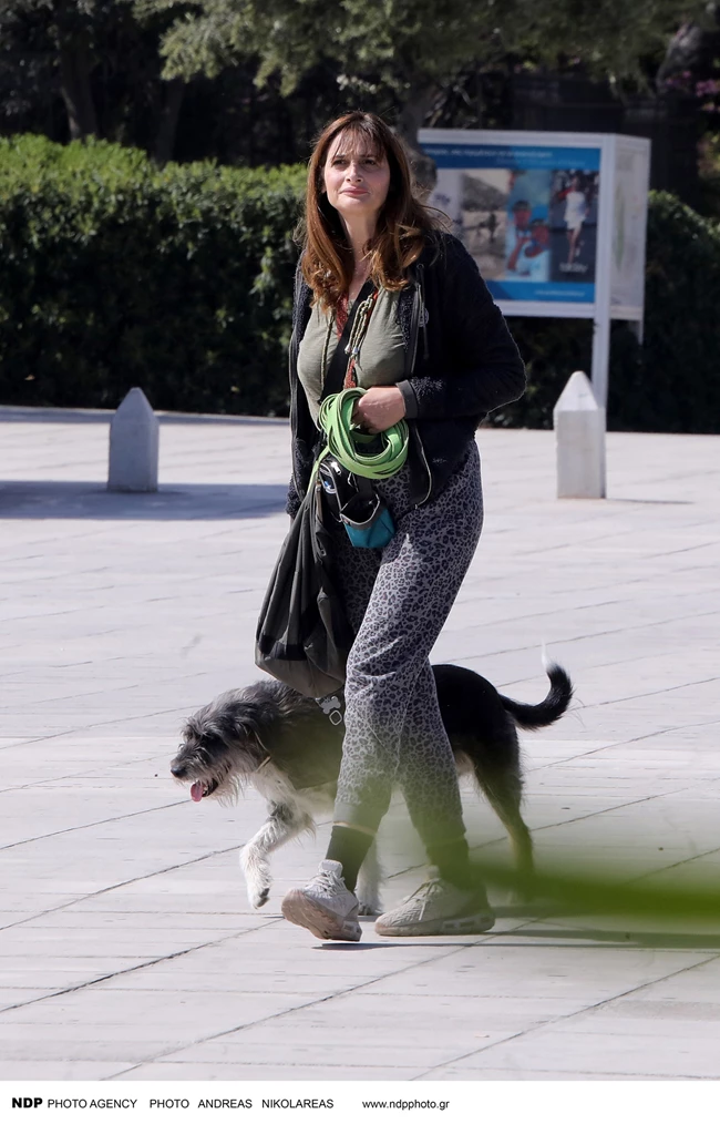 Μαρία Κωνσταντάκη | Χαλαρή βόλτα με τον σκύλο της σε μία σπάνια δημόσια εμφάνιση
