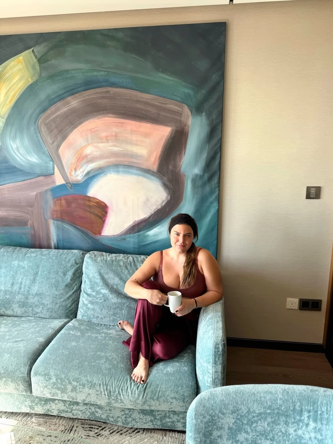 Δανάη Μπάρκα | Με μπορντό top σε πολυτελές ξενοδοχείο στην Κύπρο