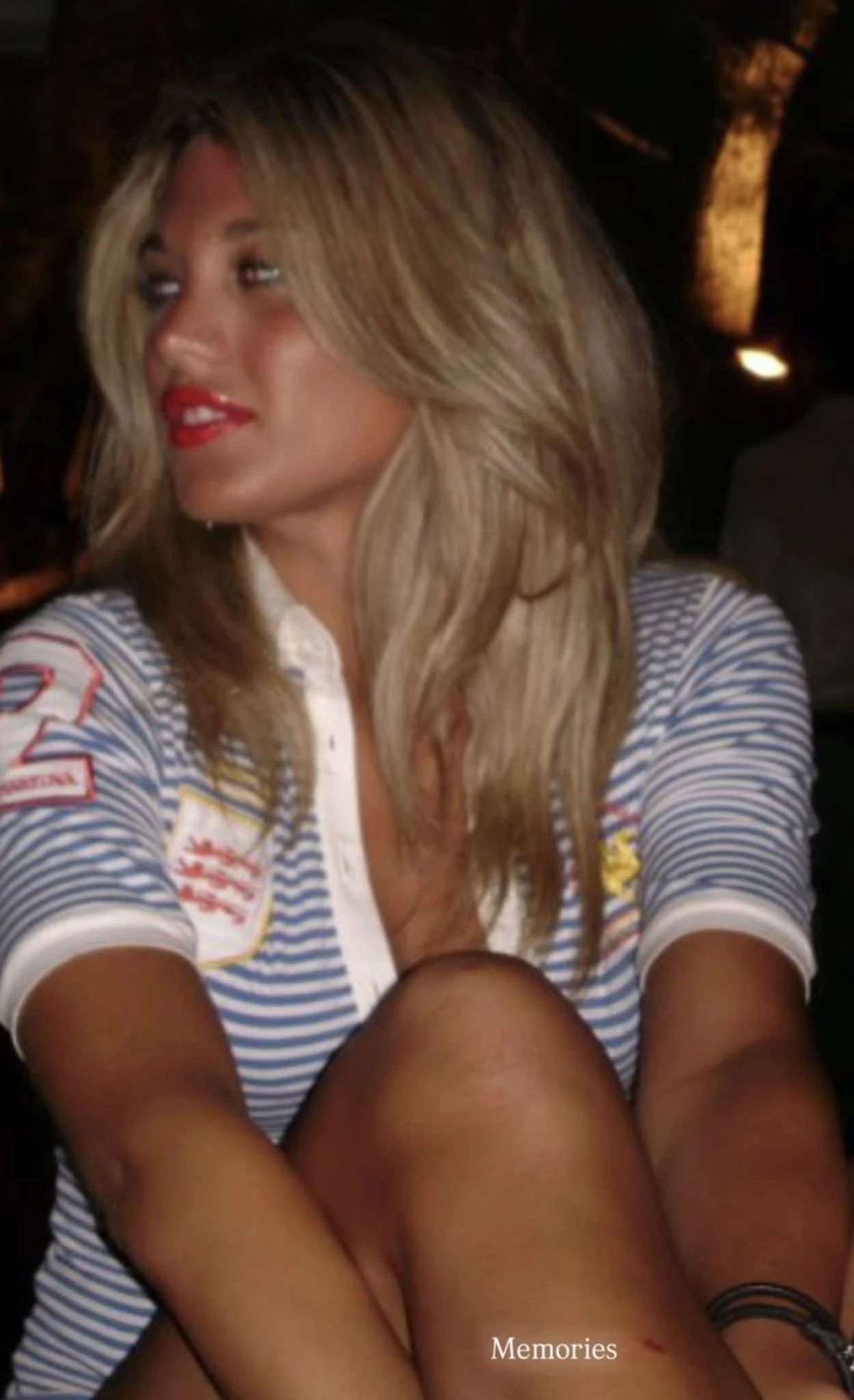 Κωνσταντίνα Σπυροπούλου | Σε νεαρή ηλικία με μαυρισμένο κορμί και φούξια κραγιόν