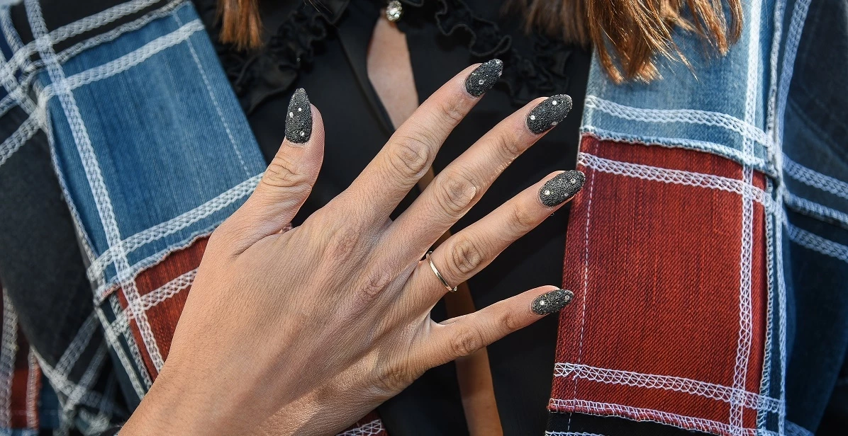 Το viral hack που θα σώσει τα νύχια σου μετά το ημιμόνιμο