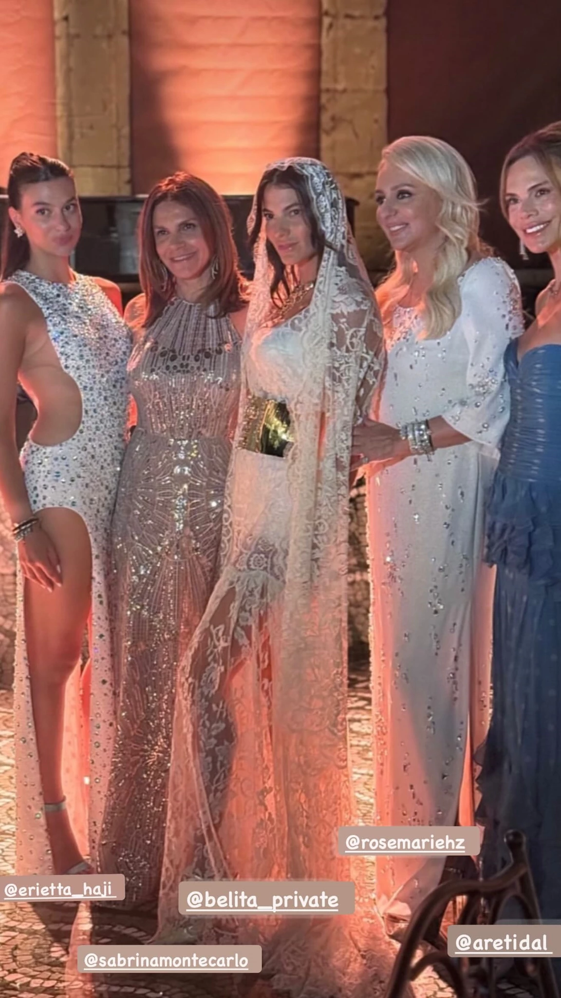 Η Δήμητρα Κούστα με λευκό δαντελένιο πέπλο και Dolce & Gabbana φόρεμα στη βάφτιση του γιου της στο Κάπρι