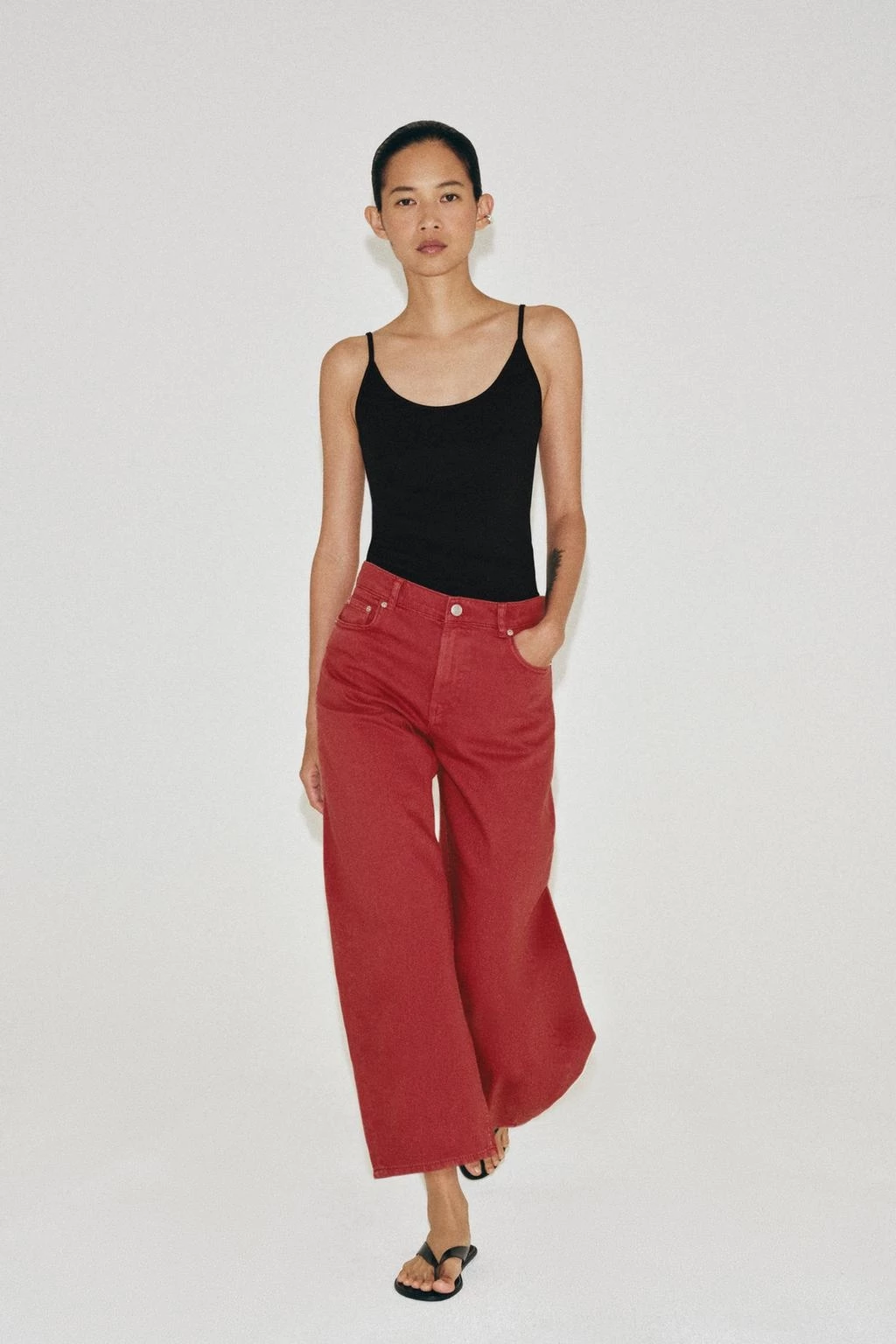 Αυτό το κόκκινο τζιν από τη Zara είναι η μεγαλύτερη τάση της σεζόν