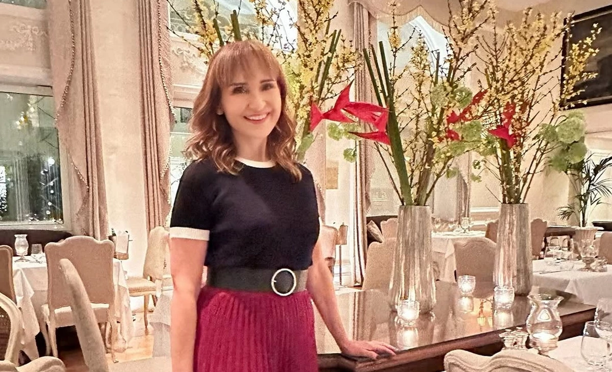 Μάρα Ζαχαρέα | Με αέρινο ριγέ φόρεμα στα κυκλαδίτικα σοκάκια